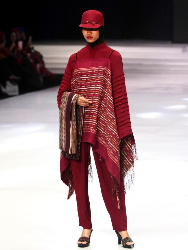 Fashion show busana muslim rancangan Ida Royani yang mengusung tema Great Toba di Indonesia Fashion Week 2018, Jakarta Convention Center, Jakarta, Rabu [28/3/2018]. Foto: Mohammad Abduh/Wolipop
