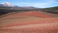 Berada di Lassen Volcanic National Park, jaraknya sekitar 2 jam dari kota Old Station. Namun apa yang menunggu di sana akan membuat rasa lelah saat perjalanan hilang seketika. (lindsay_bjelde/Instagram)