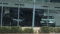 Di bagian dalam beberapa produk Suzuki terbaru sudah dipajang, yakni Suzuki S-Cross dan Ertiga terbaru, serta beberapa model mobil Suzuki lainnya seperti Ignis, dan Ertiga model lama. Foto: Khairul Imam Ghozali