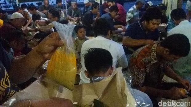Tiap Kamis, Masjid Besar Yogya Sediakan Takjil Gulai Kambing
