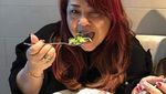 10 Foto Ini Buktikan Komedian Nunung Doyan Makan Salad
