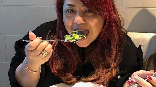 10 Foto Ini Buktikan Komedian Nunung Doyan Makan Salad