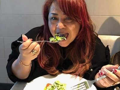 10 Foto Ini Buktikan Komedian Nunung Doyan Makan Salad