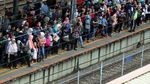 Penumpang KRL Sesaki Stasiun Tanah Abang