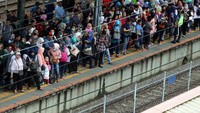 Ratusan orang tampak berjejal di stasiun Tanah Abang berebut kereta tujuan pulang. 
