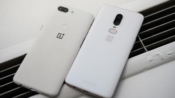 Perbandingan OnePlus 6 silk white dan 5T. Foto: Sina Mobile