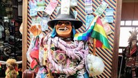Bahkan, sampai kalangan muda masih berkunjung ke pasar ini dan membeli beberapa benda sakti. Biasanya, mayoritas pembeli adalah pelajar yang ingin lulus ujian. (negraza77/Instagram)