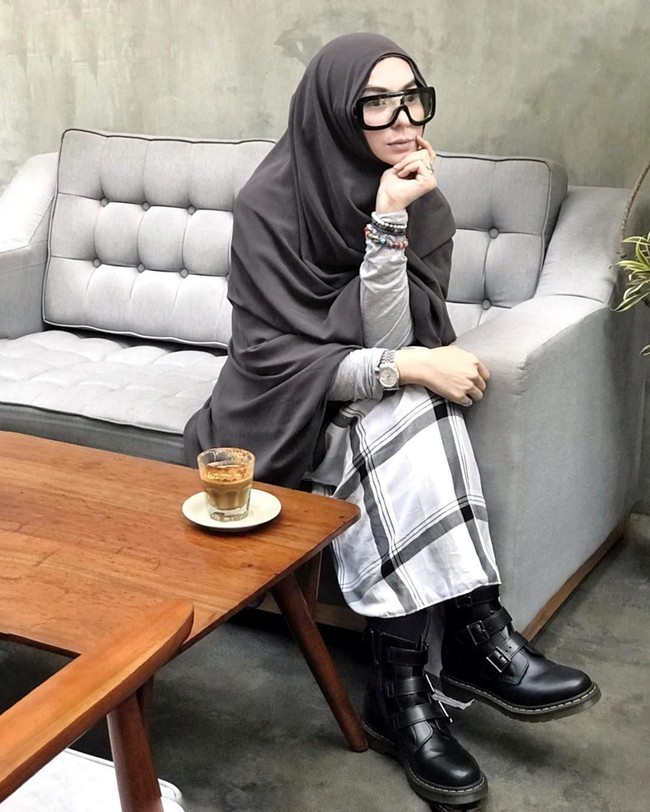 Ingin tampil lebih ber-statement? Curi gaya Sarah Vi yang memasukan busana syari dengan sepatu boots. Memakai kaca mata dengan frame unik juga bisa membuat tampilanmu lebih segar selama berpuasa Ramadan. Foto: Instagram/SarahVi