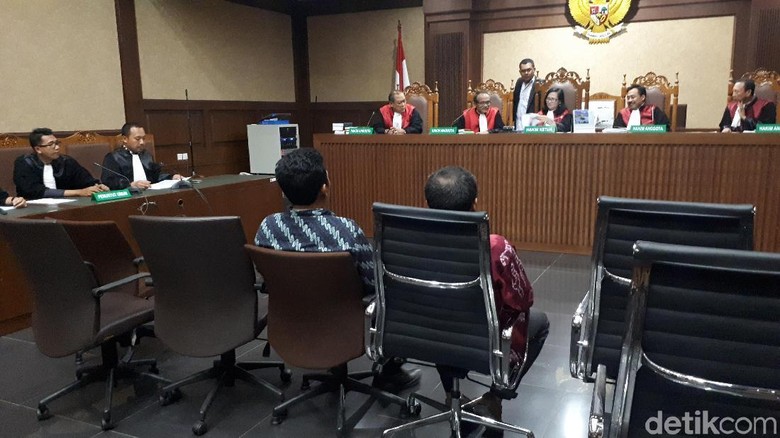 Eks Ketua Kadin Didakwa Perantara Suap Rp 3,6 M ke Bupati HST Eks Ketua Kadin Didakwa Perantara Suap Rp 3,6 M ke Bupati HST