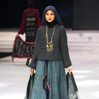 Fashion show busana muslim rancangan Ida Royani yang mengusung tema Great Toba di Indonesia Fashion Week 2018, Jakarta Convention Center, Jakarta, Rabu [28/3/2018]. Foto: Mohammad Abduh/Wolipop