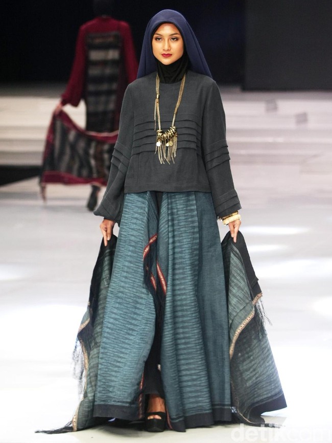 Fashion show busana muslim rancangan Ida Royani yang mengusung tema Great Toba di Indonesia Fashion Week 2018, Jakarta Convention Center, Jakarta, Rabu [28/3/2018]. Foto: Mohammad Abduh/Wolipop