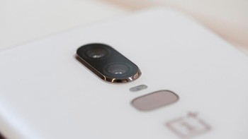 Kamera kedua memakai sensor Sony IMX376K dengan ukuran 20 MP. Foto: Sina Mobile