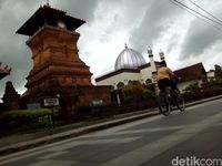 Wisata religi masjid.