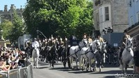 Warga, turis, fans, dan jurnalis dari berbagai negara tumpah ruah di depan Kastil Windsor menanti geladi kotor. Rombongan parade kemudian keluar dari gerbang dalam beberapa termin waktu.
