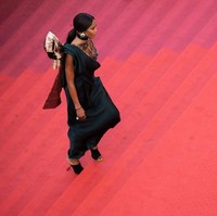 Karpet merah Cannes seketika menjadi landasan peraga (catwalk) perempuan 47 tahun itu. Ia lantas memancarkan aura supermodelnya dalam balutan gaun seksi hijau zamrud. (Foto: Getty Images)