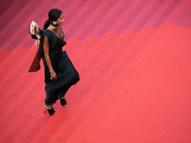 Karpet merah Cannes seketika menjadi landasan peraga (catwalk) perempuan 47 tahun itu. Ia lantas memancarkan aura supermodelnya dalam balutan gaun seksi hijau zamrud. (Foto: Getty Images)