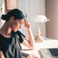 6 Warna Baju yang Bikin Kamu Kelihatan Kurang Percaya Diri Menurut Psikologi