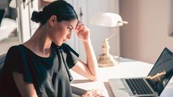 6 Warna Baju yang Bikin Kamu Kelihatan Kurang Percaya Diri Menurut Psikologi