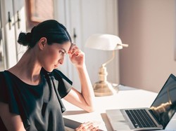 6 Warna Baju yang Bikin Kamu Kelihatan Kurang Percaya Diri Menurut Psikologi