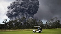 Mobil golf juga masih hilir-mudik mengantarkan pegolf. (Mario Tama/Getty Images)