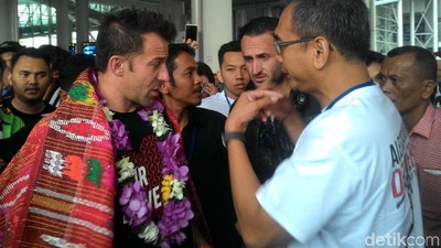 Tiba di Medan, Del Piero Dikalungi Kain Ulos