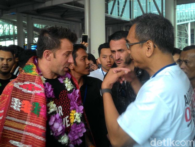 Tiba di Medan, Del Piero Dikalungi Kain Ulos