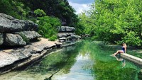 Pemerintah setempat melarang wisatawan untuk mandi karena telah ada korban yang tewas, namun tetap saja banyak sampai sekarang wisatawan yang terpikat untuk melompat ke dalam kolam. (morgantownn/Instagram)