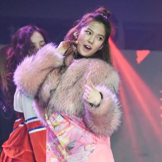 Yujin CLC sebenarnya memakai hot pants hitam di bawah T-shirt pink yang dikenakannya. Tapi karena terlalu pendek, ia seperti tidak memakai celana. Foto: Koreaboo