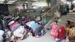 Suasana Salat Jumat di Lorong Pasar Tanah Abang