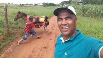 Selfie di saat wanita di belakangnya mau terjatuh dari kuda. (Foto: goodfullness)