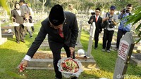 Menteri Komunikasi dan Informatika Rudiantara melakukan prosesi tabur bunga di Taman Makam Pahlawan Kalibata, Jakarta Selatan, JUmat (18/5/2018).
