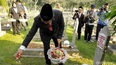 Menkominfo Peringati Harkitnas dengan Tabur Bunga di TMP Kalibata