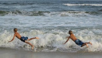 Sakit pastinya badannya, bukan jatuh ke air malah ke pasir. (Foto: goodfullness)