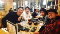 Kalau tadi makan dim sum kali ini Irfan yang teman-temannya memakan sajian negeri sakura. Ya, sushi dan gyudon!Foto: Instagram @ibachdim