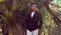 Younes Bendjima yang suka belanja beli kurma hingga mengikuti tarawih. Foto: Dok. Instagram/younesbendjima