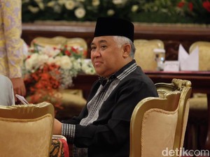 Din Syamsuddin Kritik Pemerintah: Larang Salat di Masjid Tapi Bandara Numpuk
