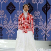 Fashion show rancangan Danny Satriadi yang mengangkat kain tenun Lombok, bertajuk Lestari di Jakarta Fashion & Food Festival 2018, Hotel Harris, Kelapa Gading, Jakarta, Selasa [24/4/2018]. Foto: Mohamamd Abduh/Wolipop