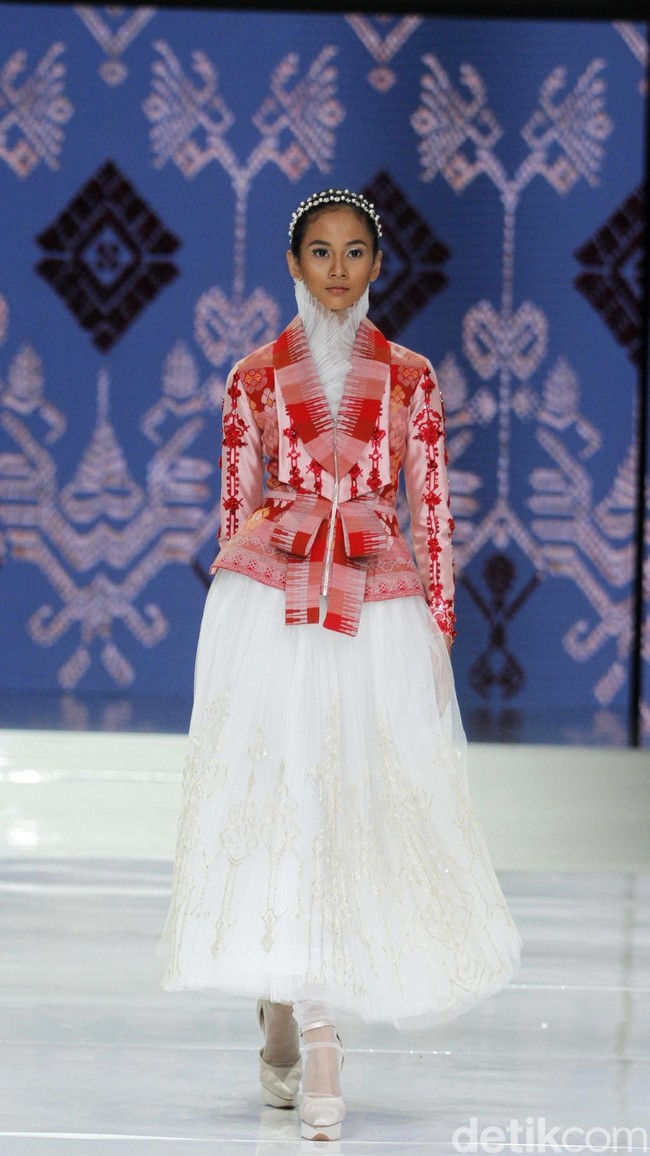 Fashion show rancangan Danny Satriadi yang mengangkat kain tenun Lombok, bertajuk Lestari di Jakarta Fashion & Food Festival 2018, Hotel Harris, Kelapa Gading, Jakarta, Selasa [24/4/2018]. Foto: Mohamamd Abduh/Wolipop
