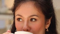 Ibu tiga anak ini minum kopi aja tetap terlihat cantik. Ia pun menulis dalam akun Instagramnya,Memulai hari dengan senyuman hati dan pikiran yang positif dan kopi. Foto: Instagram @wulanguritno.