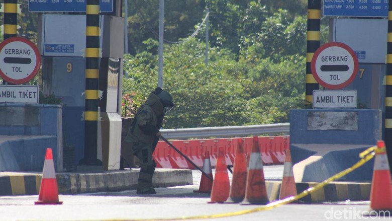 Polisi Selidiki Pembuang Benda Mirip Bom di Pintu Tol Sidoarjo Polisi Selidiki Pembuang Benda Mirip Bom di Pintu Tol Sidoarjo