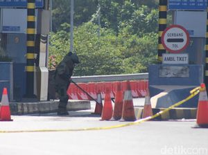Polisi Selidiki Pembuang Benda Mirip Bom di Pintu Tol Sidoarjo