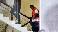 KPK menetapkan Mustofa sebagai tersangka penerima suap izin pembangunan menara telekomunikasi di Kabupaten Mojokerto. Selain dalam kasus suap, KPK menjerat Mustofa sebagai tersangka penerima gratifikasi.