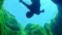 Air di dalam kolam terhubung ke aliran sungai bawah tanah yang terhubung ke dalam salah satu gua di Texas. Saat itulah, kedalamannya bisa mencapai 40 meter! (nowatertoodeep/Instagram)