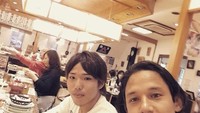 Wah sepertinya sushi jadi makanan kesuakaan atlet tampan ini. Ia terlihat makan sushi bersama pesepakbola Jepang, Shota Sakaki.Foto: Instagram @ibachdim