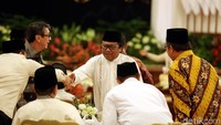 Pimpinan MPR juga terlihat hadir.