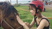 Ini Hyun Seo saat liburan ke Pulau Jeju di Korsel. Suka binatang, Hyun Seo terlihat membelai seekor kuda di pinggir jalan. (1004jjang/Instagram)