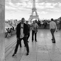 Younes ikut sang ayah dan bekerja di restoran tradisional Aljazair di New York. Namun ketika liburan tiba, Younes mengunjungi ibunya di Prancis.  Foto: Instagram