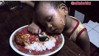 Duh kayaknya bener ya kata meme ini. Baru aja tidur sejam, udah dibangunin emak makan sahur. Hati-hati nanti keburu imsak. Foto: Istimewa