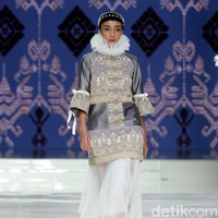 Fashion show rancangan Danny Satriadi yang mengangkat kain tenun Lombok, bertajuk Lestari di Jakarta Fashion & Food Festival 2018, Hotel Harris, Kelapa Gading, Jakarta, Selasa [24/4/2018]. Foto: Mohamamd Abduh/Wolipop