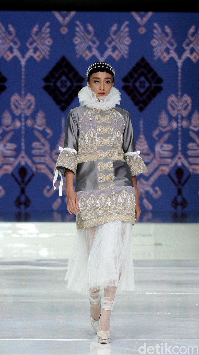 Fashion show rancangan Danny Satriadi yang mengangkat kain tenun Lombok, bertajuk Lestari di Jakarta Fashion & Food Festival 2018, Hotel Harris, Kelapa Gading, Jakarta, Selasa [24/4/2018]. Foto: Mohamamd Abduh/Wolipop